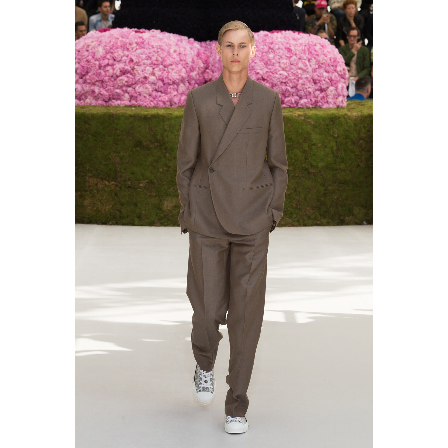 Фото Dior Homme Spring 2019 Menswear Ким Джонс / Диор Весна Лето 2019 Мужская Неделя Моды в Париже Ким Джонс